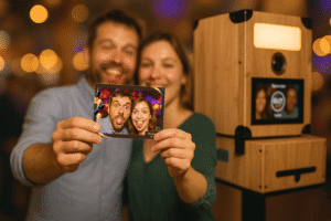 couple posant devant la photobox avec leur photo imprimée PixMyEvent
