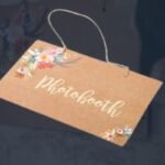 Détail typographie Photobooth sur panneau kraft fleuri